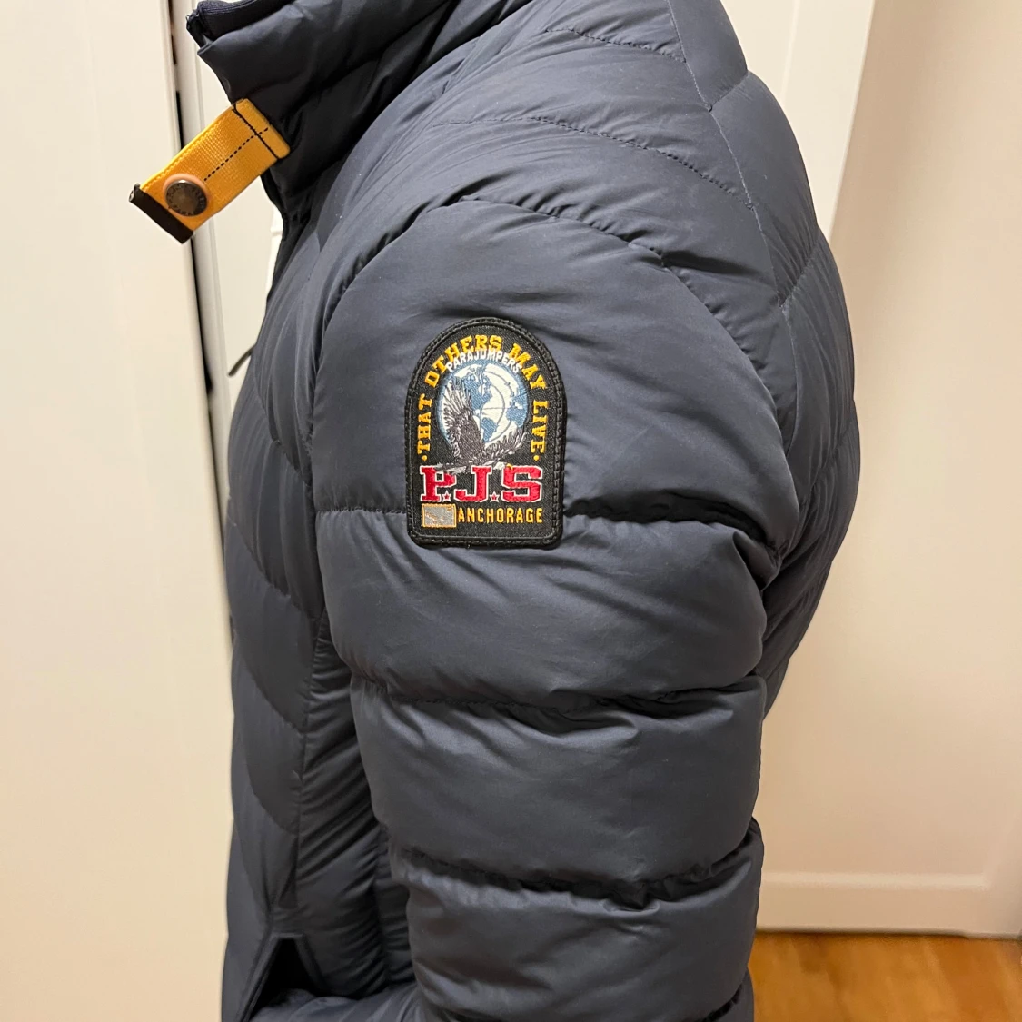 Mörkblå dunjacka från Parajumpers