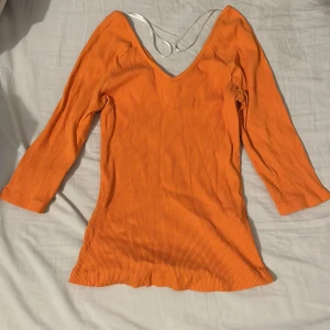 Urringad tröja  - En orange tröja från only i storlek M. Nästan aldrig använd.