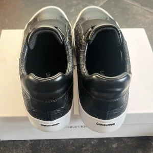 Svarta sneakers från Calvin Klein - Stilrena svarta sneakers från Calvin Klein💗Helt nya och har inte används, säljer pga fel storlek💗Nypris 1200kr
