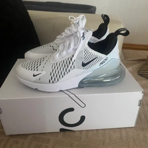 Vita Nike 270  - Säljer mina helt nya skor då jag köpte fel storlek. Säljer för 1250 men kan tänka mig gå ner i pris vid snabb affär. Nypris är 1999