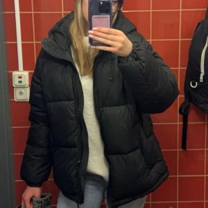 Svart pufferjacka från H&M - Säljer en svart pufferjacka som är vadderad, otroligt varm och snygg dessutom! ⭐️                          Köparen står för frakten!! 💕