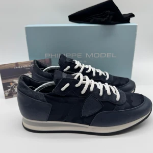 NYA PHILIPPE MODEL TRPZ - Philippemodel TRPZ - Skick: 10/10 - Tillbehör: Allt, Box, kort, dustbag - Storlek 41 sitter som 42 - Nypris ca 3700kr - Deluxecloset