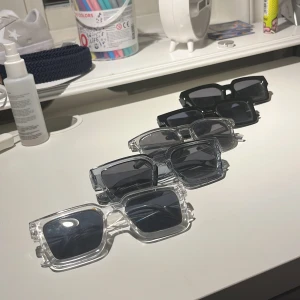 Snygga solglasögon i olika färger - Snygga solglasögon i flera färger. Finns i transparent, grå och svart. Perfekta för en stilren look. De har en modern design med breda bågar och mörka linser. Endast 99kr st