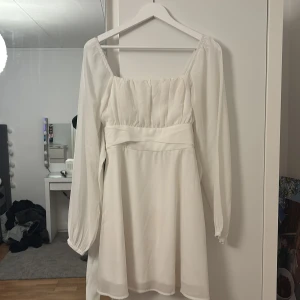 Studentklänning  - Säljer min fina studentklänning med knytting bak. Andvänd 1 gång . 