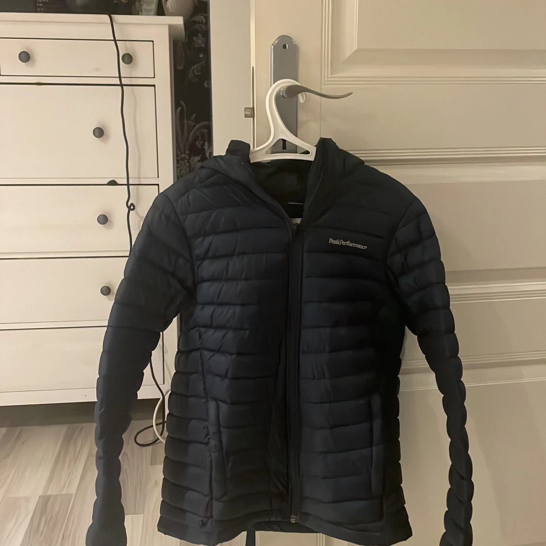 Svart dunjacka från Peak Performance