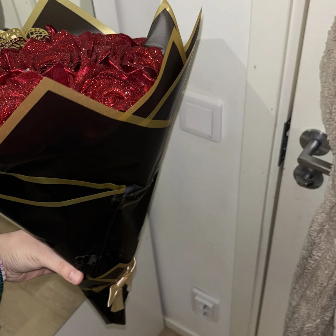 Glittrig bukett med röda rosor och fjärilar - 3