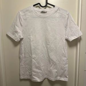 Vit t-shirt från Zara - Säljer en klassisk vit t-shirt från Zara i storlek S. T-shirten är kortärmad och i väldigt bra material 