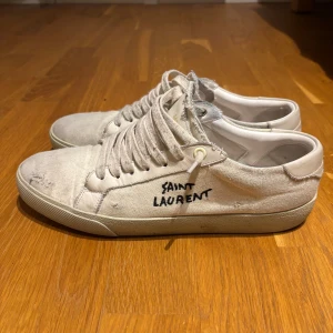 Saint laurent  - Tja😁 säljer mina SL/06 skor pga för små. Tvär feta skor som väger otroligt lite som e mycket skönt, skorna är ganska smala, lite smutsiga men inget är sönder. Storlek 43. Kvitto finns och dustbag. Nytt pris 7500 ungefär. Om några frågor är de bara att ställe pris kan sänkas vid snabb affär ❤️