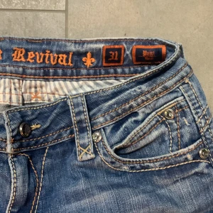 Rock Revival jeans (läs beskrivning) - Säljer dessa feta rock revival jeans💋Dem var midja 31 men är lite uttöjda så dem är lite större i midjan nu. Priset kan diskuteras🐯
