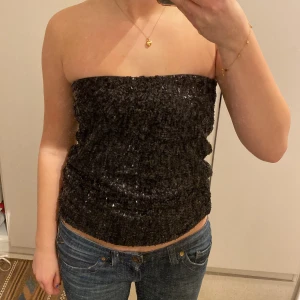 Svart glittrig tubtopp - Glittrig tubtopp 