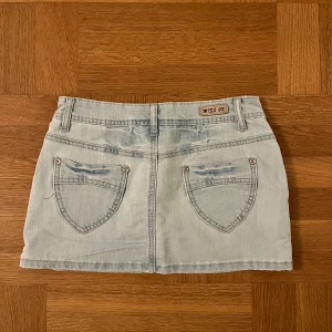 Jeanskjol🌟 - Säljer denna jättefina jeanskjol som tyvärr är för kort för mig🌟✨passar jättebra på sommaren!☀️ Står inte vad det är för storlek men passar mig som är S/M! ⚠️ tryck inte på köp nu då det är flera som är intresserade!⚠️