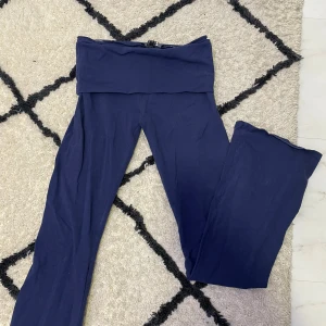 Mörkblå leggings från Forever 21 - darkblue folded pants from