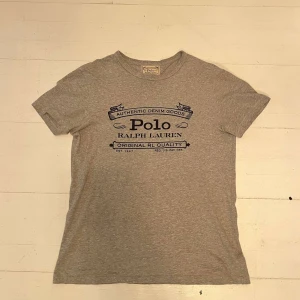 Unik Ralph lauren t shirt - Unik Ralph lauren t shirt i väldigt bra skick, Storlek S Modellen är 178cm 66kg Skriv vid minsta fråga eller fundering💯👍