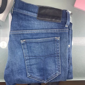 Tiger of sweden jeans - Snygga tiger of sweden jeans med klassisk femficksdesign. Tillverkade i Italien med en stilren look och lätt slitna detaljer. Perfekta för en trendig vardagsstil.