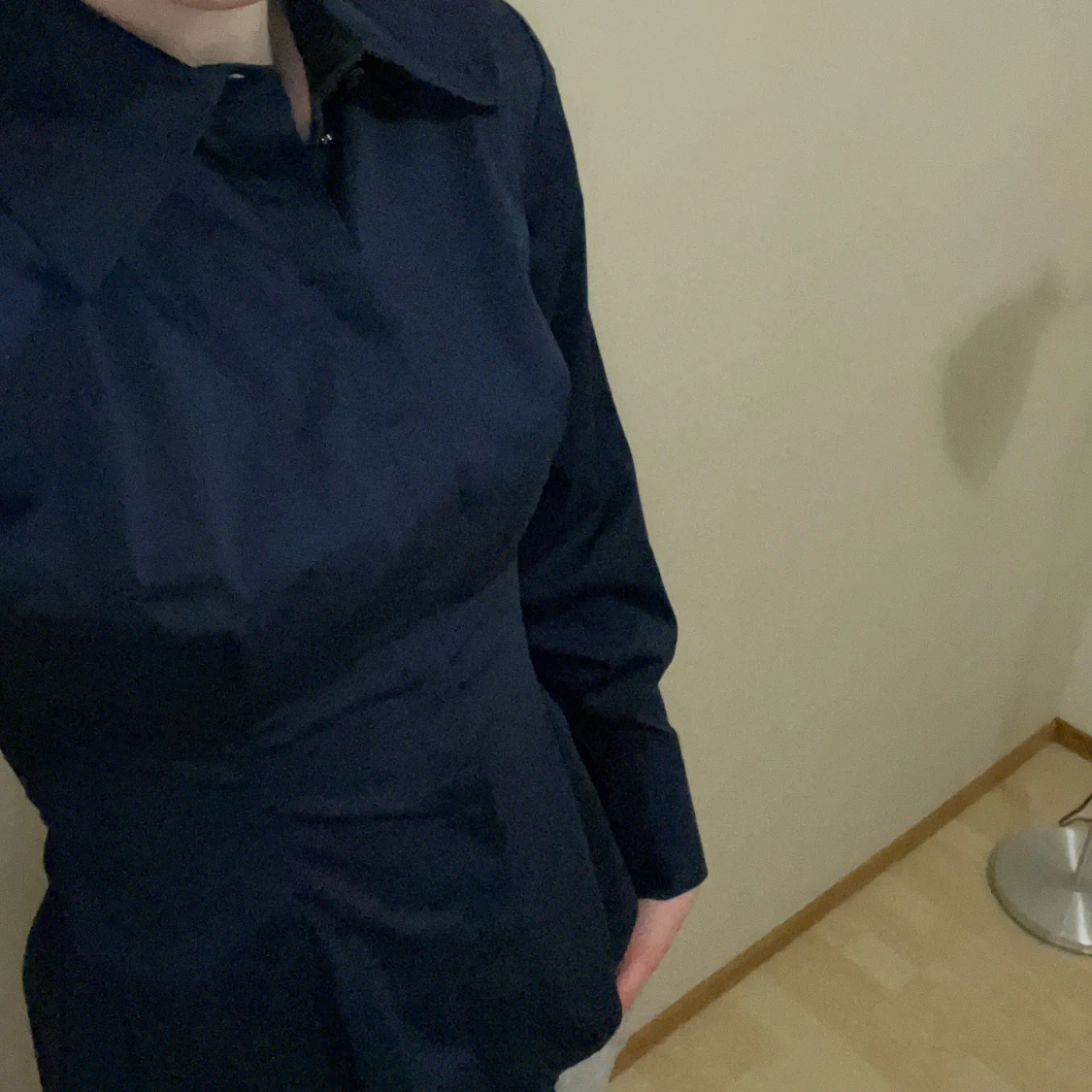 Mörkblå blus från Gina  - 1