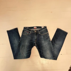 Tommy Hilfiger Jeans - Snygga Tommy Hilfiger Jeans. Storlek 31/32: Han på bilden är 177cm och väger 67Kg och de sitter perfekt. Skriv vid funderingar👍