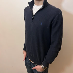 POLO RALPH LAUREN HALVZIP  - Säljer en skit snygg polo Ralph lauren halvzip [ÄKTA]| Han på bilden är 186 | skick 8,7/10🔥| nypris ligger runt 2100kr och mitt pris 799kr❗️| Priset ej hugget i sten | Pm vid några funderingar 🙌