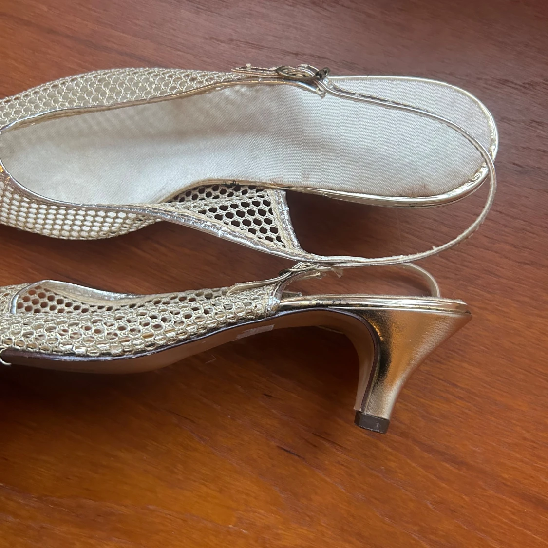 Glittriga guldklackar med nätmönster - 3