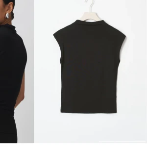 Svart topp - Helt ny jättefin tröja från Gina med prislapp kvar. Säljer då jag fick fel tröja. Nypris: 179kr❤️