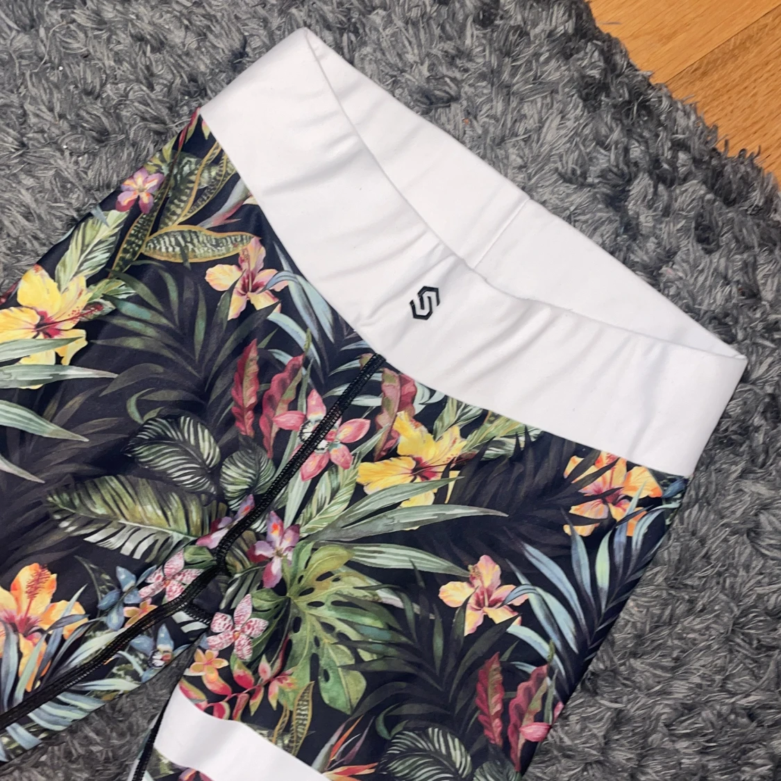 Blommiga träningsbyxor från Stronger - 1