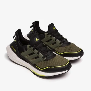 Adidas ultra boost - Snygga Adidas löparskor i grönt och svart med gula detaljer. Skorna har en robust sula och är designade för att ge bra stöd och komfort under löpning. De har snörning och en modern look som passar perfekt för träning.