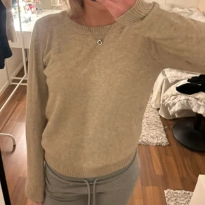 Beige tröja från VILA - Säljer en stilren beige tröja från VILA. Använd 1 gång, så helt ny men utan prislapp.