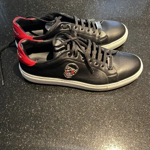 Svarta Philipp Plein sneakers med dödskalle - Vart i min garderob länge, använt dom få gånger. 9/10 condition, de som syns i bild är bara smuts som går o ta bort