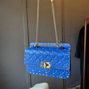 Valentino rockstud - Säljer för 10 000kr. Jag vill ej byta, och kmr ej sälja till ett lägre pris. Kan mötas i Sthlm eller posta. Kommer självklart med äkthetsbevis och dustbag från vestiaire Collective. 