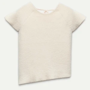 Vit kortärmad topp med snörning - Jätte fin topp från zara med lappen kvar🩷tröjan finns inte i sortimentet längre 💕