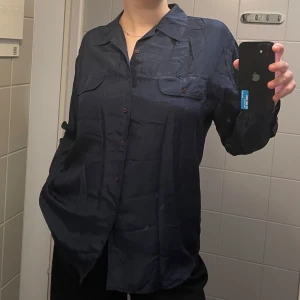 Mörkblå Silkesskjorta - En mörkblå skjorta i 100% silke. Felfritt skick, inga hål, alla knappar. 