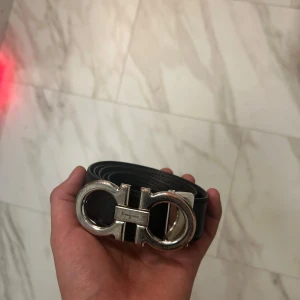 Salvatore Ferragamo bälte - Salvatore Ferragamo Bälte 120cm med kvitto säljs från farfetch. Min första märkes bälte så den är väl omhändertagen och den kan reverse till brun skinn läder färg också.  E-kvitto finns och den kommer med sin originella kartong