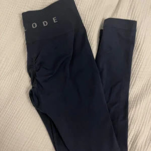 Träningstights RELODE - Märke: Relode. Modell: Prime Scrunch. Storlek: XS. Färg: Blå. Säljer pga lite för tajta för mig, var snabb med att ta av lappen men förpackningen är kvar och de är endast testade hemma. 