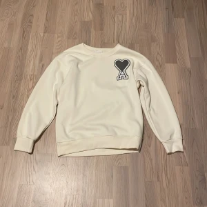 Vit sweatshirt från Ami Alexandre Mattiussi - Säljer en stilren vit sweatshirt från Ami Alexandre Mattiussi. 
