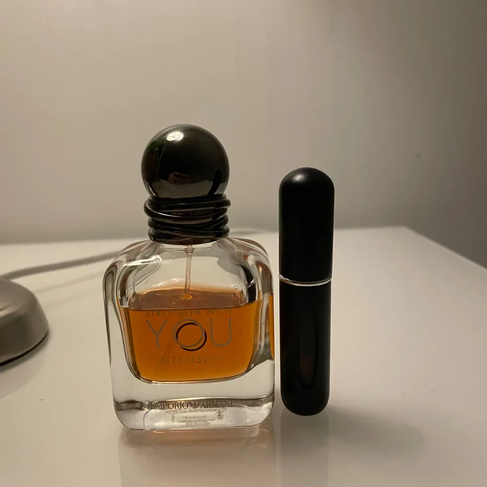 Armani stronger with you intesly 5ml alltså den lilla flaskan i svart som du ser på bilden. Doftar väldigt gott. En ml kostar ca 20kr så 70kr är ett otroligt bra pris!. Perfume.
