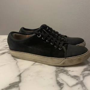 Lanvin skor utan glans - Hej! Jag säljer dessa riktigt feta lanvins i storlek 40 men passar 41! Skicket på skorna är ganska bra därav priset! Priset går att diskuteras! Hör av er om ni har några frågor!😊