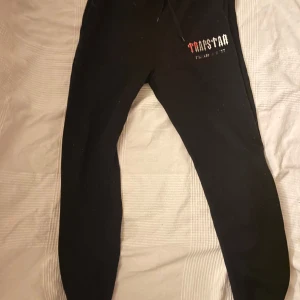 Svarta trapstar byxor - Säljer svarta TrapStar-byxor i toppskick. Snygg design, skön passform och hög kvalitet. Endast använda ett fåtal gånger. Perfekta för både vardag och streetwea