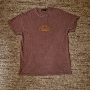 T-shirt från Shok - Mörk lila tröja från Shok med snygg wash. Storlek S I mycket bra skick. Skicka gärna om ni har frågor!