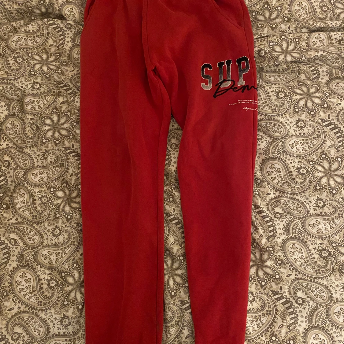 Röd hoodie och byxor från Supply & Demand - 2