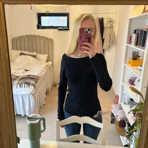 Marinblå långärmad topp xs/s - Säljer en stilren svart långärmad topp med rund hals. Perfekt för en enkel och elegant look. Passar bra till jeans eller kjol. Hör av dig vid intresse!