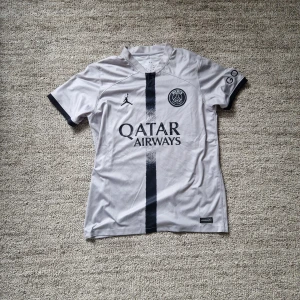 Grå PSG fotbollströja - Psg Jordan tröja. Mycket bra skick storlek S. Skicka gärna om ni har frågor!