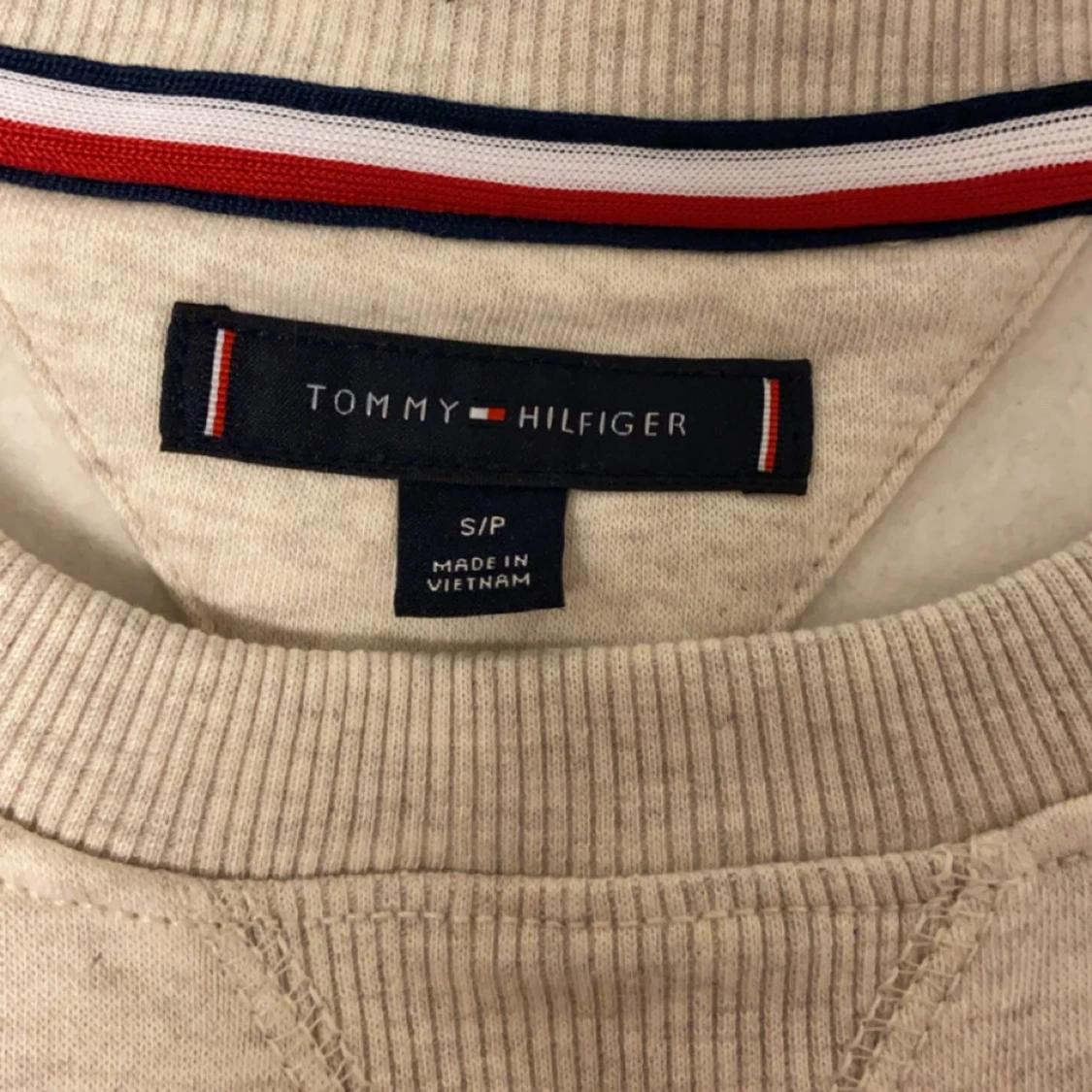 Beige tröja från Tommy Hilfiger - 2