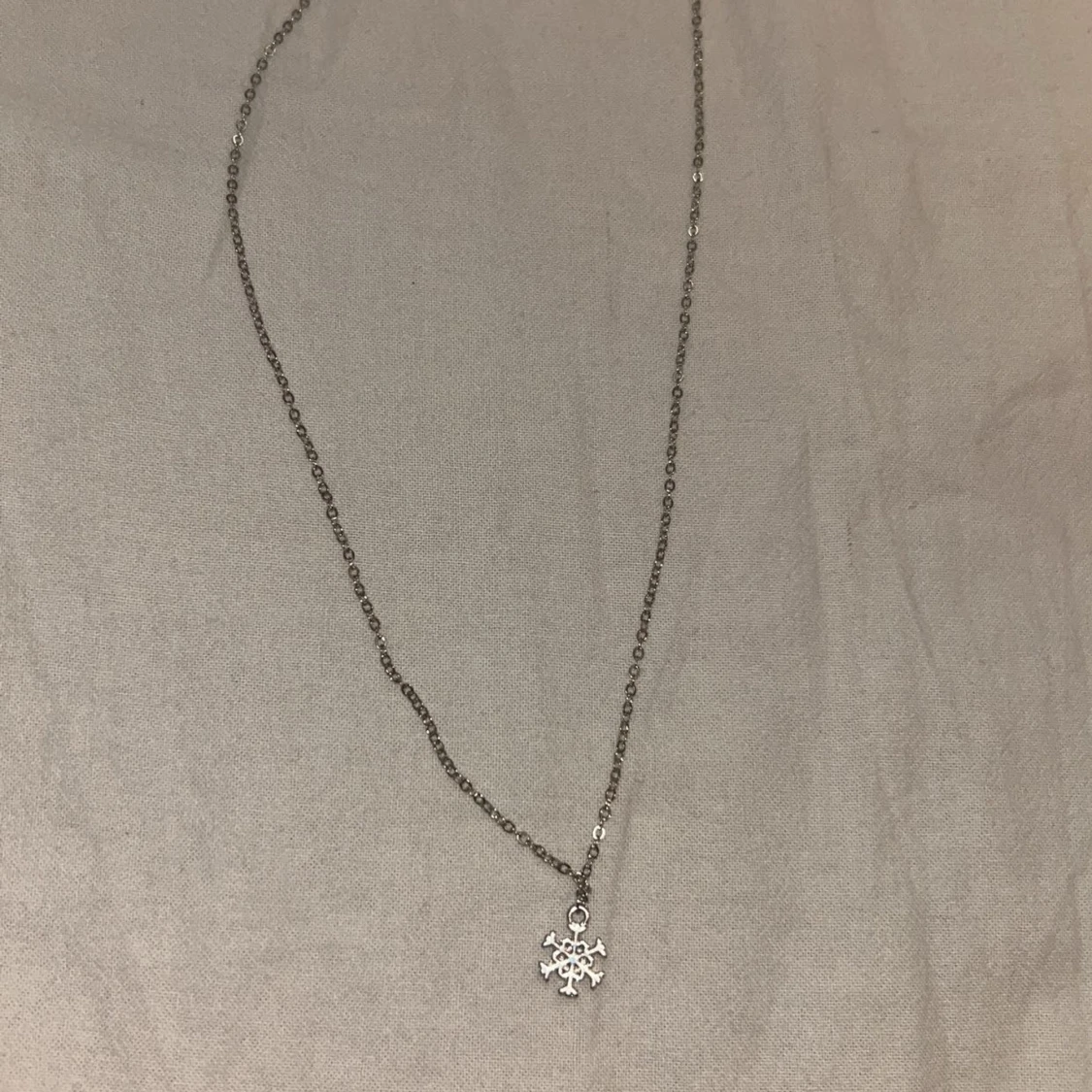 Silverfärgat halsband med snöflinga