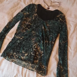 Blommig långärmad topp från Lindex - Snygg blommig topp från Lindex i gröna och svarta nyanser. 