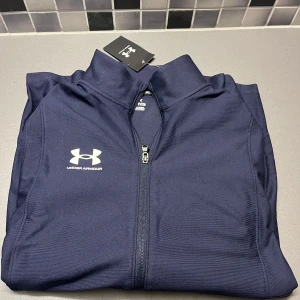 Under armour tröja  - Skick 10-10, fick u julklapp men passa inte tag sitter kvar, pris går och diskutera vid snabb affär 