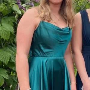 Grön balklänning i satin - Superfin grön balklänning i satin. Klänningen har band som man knyter själv. Jag är 168 och den passar mig perfekt. Eftersom man knyter banden själv så går de om man är lite kortare och lite längre också. Nypris 3 300kr. Storlek 8/L men skulle säga den är mer M💚