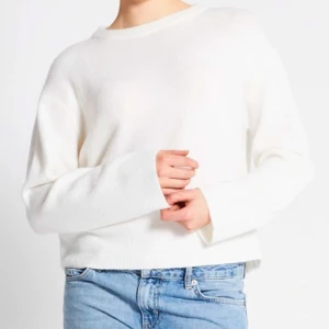 Vit stickad tröja - Säljer en stilren vit stickad tröja med lång ärm. Perfekt för en avslappnad look. Tröjan har en enkel design och är lätt att matcha med olika outfits. Ganska stor i storlek.