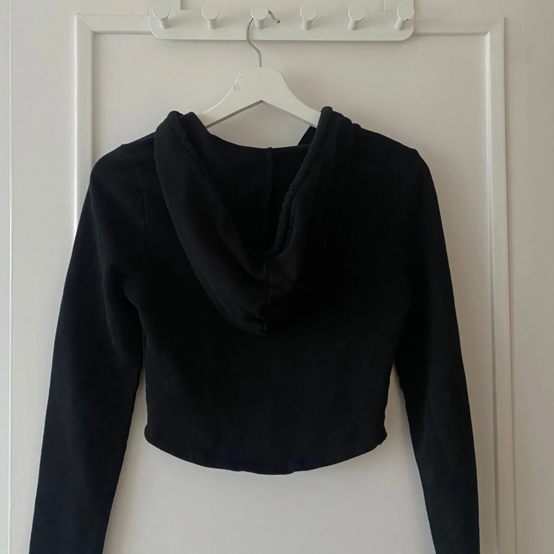 Svart croppad hoodie - 2