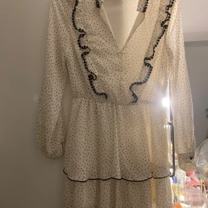 Vit prickig klänning  - Söt vit klänning från Zara med små svarta prickar och volangdetaljer. Använd ett fåtal gånger, väldigt bra skick 
