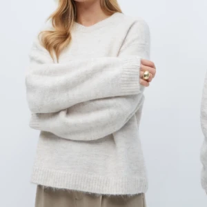 Stickad tröja - Så mysig stickad tröja ifrån Gina Tricot, fint skick förutom att den har blivit lite nopprig. Priset kan diskuteras❤️