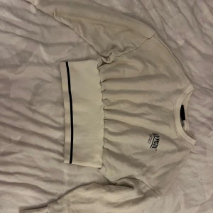 Ellypistol - Skit snygg Croppad tröja från ellypistol, så otroligt snygg men tyvärr för liten för mig! Priser kan diskuteras vid snabbt köp☺️